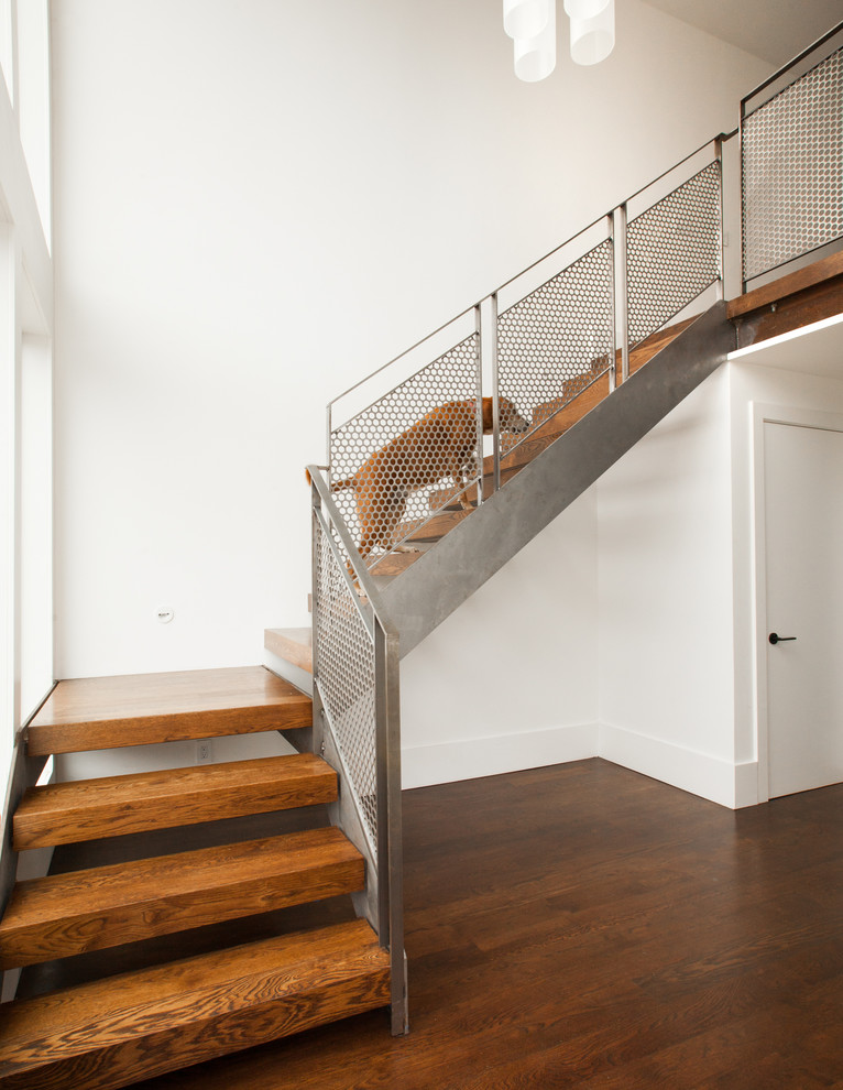 Idée de décoration pour un petit escalier sans contremarche minimaliste en L avec des marches en bois.