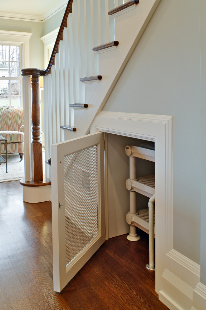Foto de escalera recta clásica de tamaño medio con escalones de madera y contrahuellas de madera