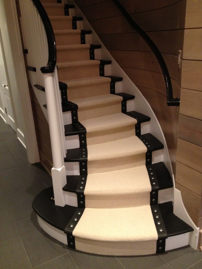 Staircase - mid-sized contemporary carpeted curved staircase idea in Chicago with carpeted risers