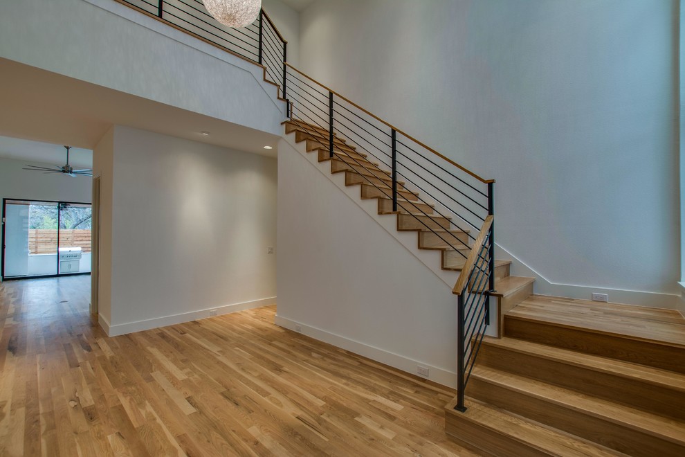 Идея дизайна: угловая деревянная лестница в стиле модернизм с деревянными ступенями и металлическими перилами