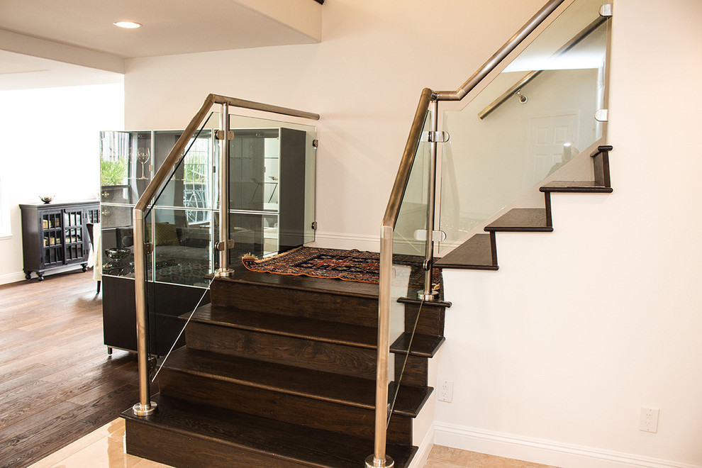 Cette image montre un escalier design en L de taille moyenne avec des marches en bois et des contremarches en bois.