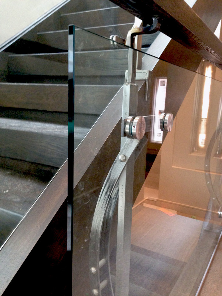 На фото: прямая деревянная лестница среднего размера в стиле модернизм с деревянными ступенями и перилами из смешанных материалов с