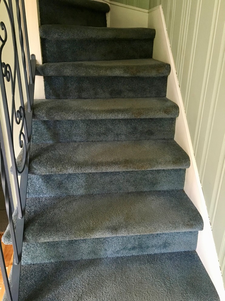 Exemple d'un escalier chic en L de taille moyenne avec des marches en moquette et des contremarches en moquette.