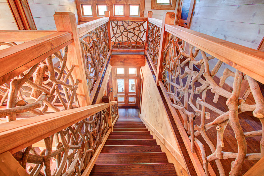На фото: прямая деревянная лестница среднего размера в стиле рустика с деревянными ступенями с