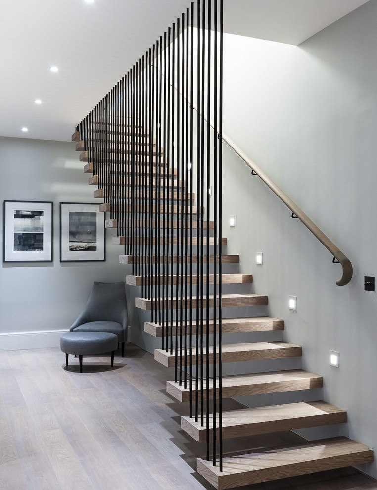 Idée de décoration pour un escalier sans contremarche flottant design avec des marches en bois et un garde-corps en bois.