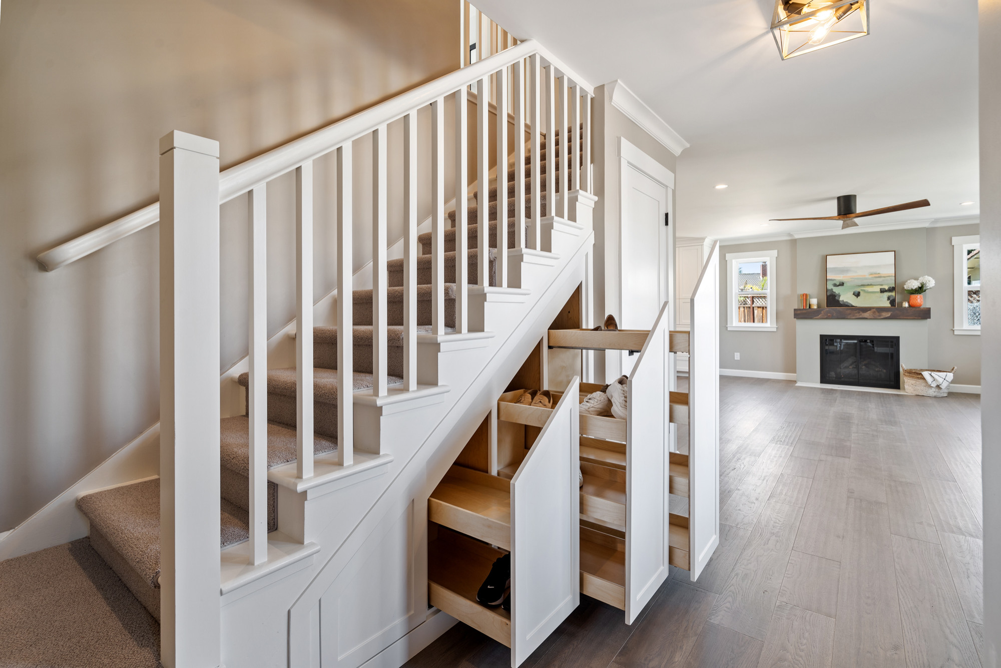 https://st.hzcdn.com/simgs/pictures/staircases/glowing-ct-full-home-renovation-and-additions-woodcliff-builders-img~d0d13d690f494209_14-5275-1-80c128b.jpg