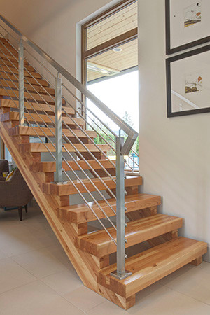 Стильный дизайн: лестница на больцах, среднего размера в стиле модернизм с деревянными ступенями без подступенок - последний тренд