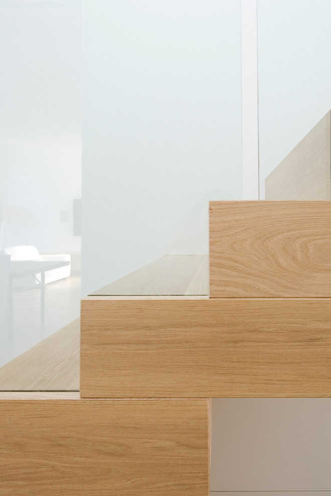 Imagen de escalera recta contemporánea de tamaño medio con escalones de madera y contrahuellas de madera