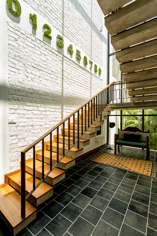 Идея дизайна: большая п-образная деревянная лестница в стиле фьюжн с деревянными ступенями