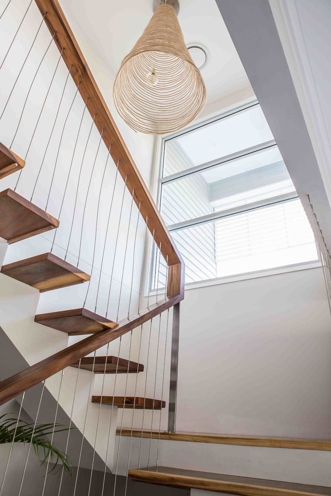 Пример оригинального дизайна: п-образная лестница среднего размера в морском стиле с деревянными ступенями и перилами из смешанных материалов без подступенок