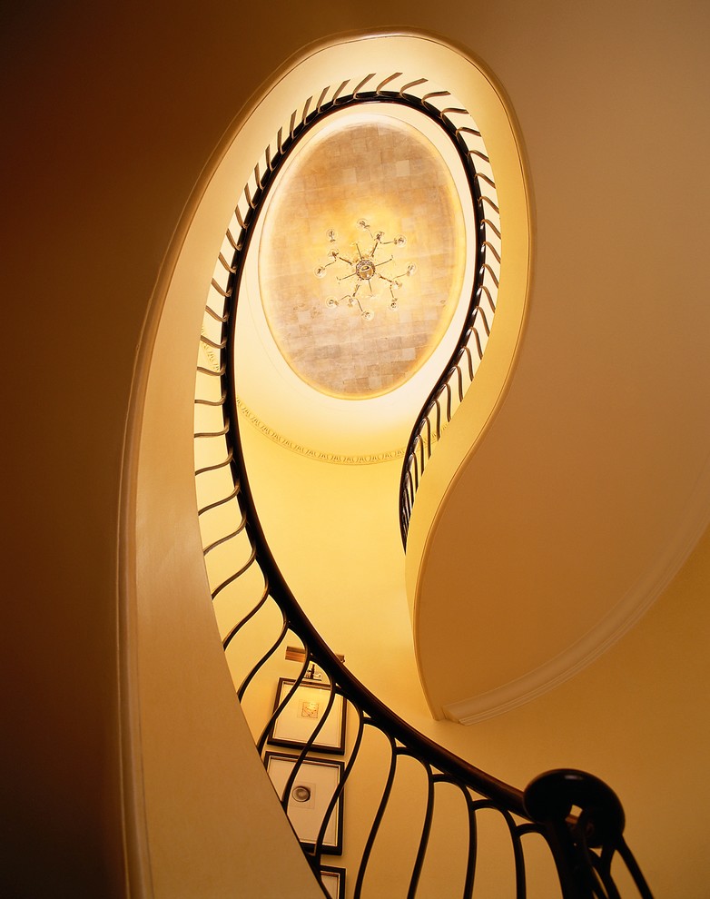 Inspiration pour un escalier courbe traditionnel.