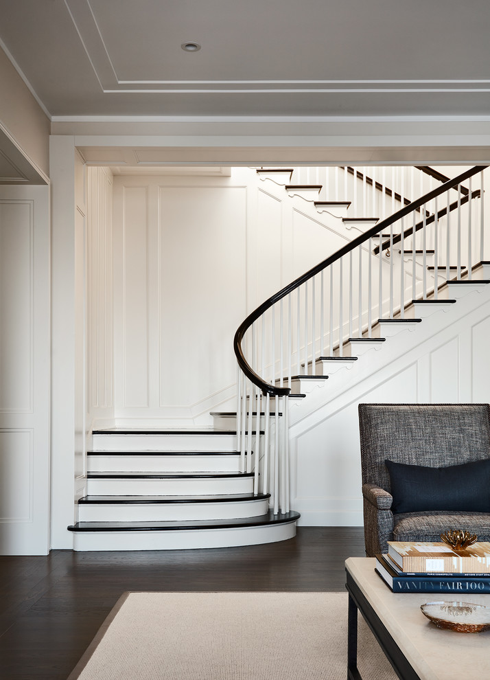 Свежая идея для дизайна: угловая лестница среднего размера в стиле неоклассика (современная классика) с крашенными деревянными ступенями, крашенными деревянными подступенками и деревянными перилами - отличное фото интерьера