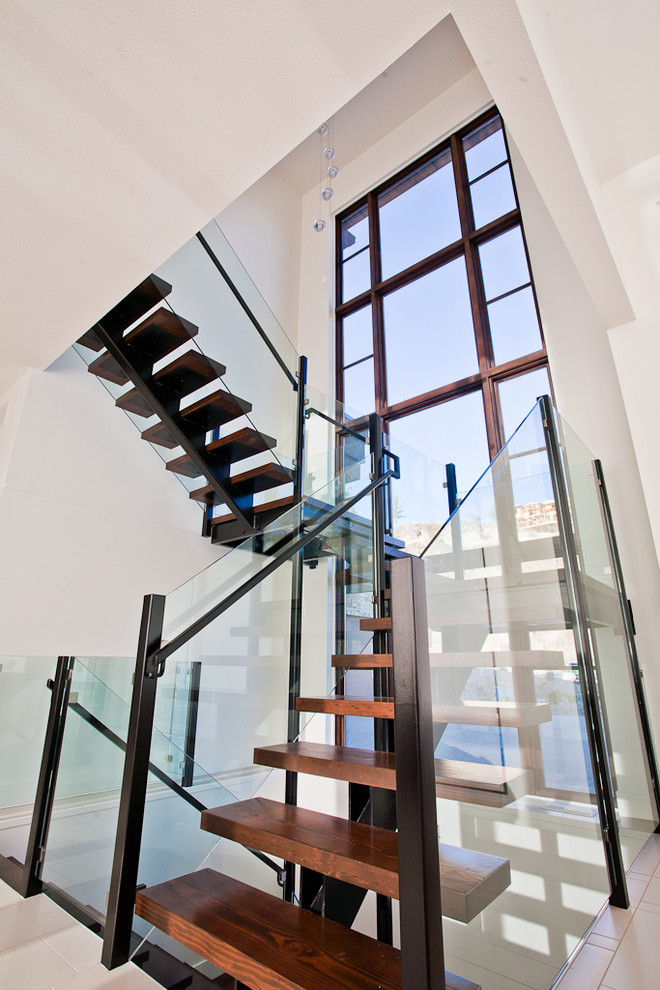 Idée de décoration pour un escalier sans contremarche design avec des marches en bois et éclairage.