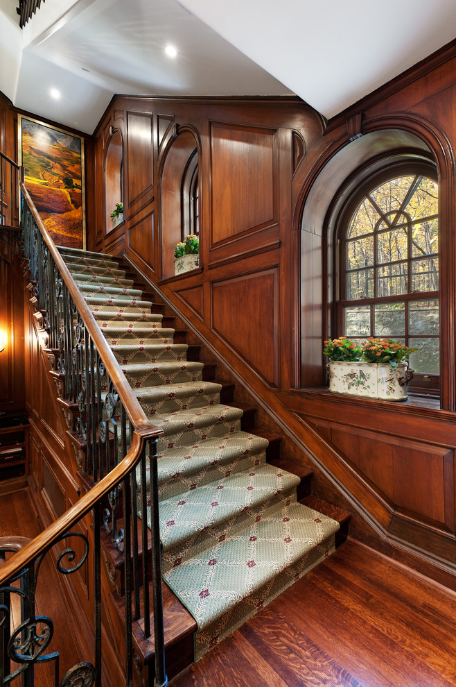 На фото: деревянная лестница в викторианском стиле с деревянными ступенями