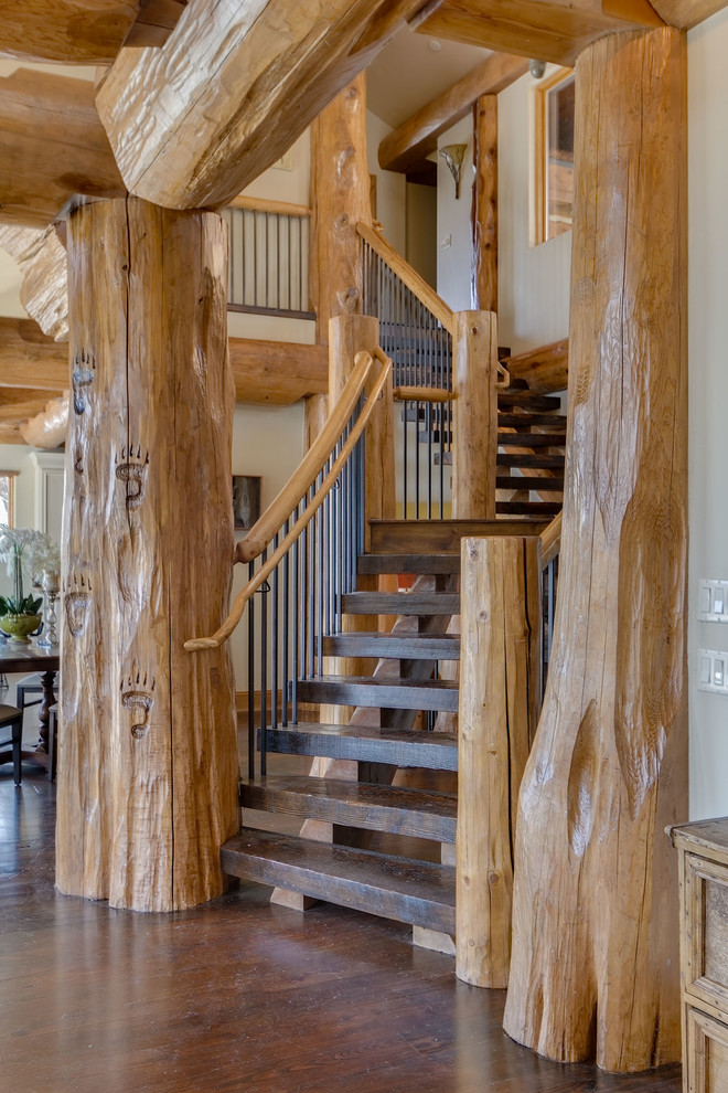 Idéer för en mellanstor rustik svängd trappa i trä, med öppna sättsteg och räcke i flera material