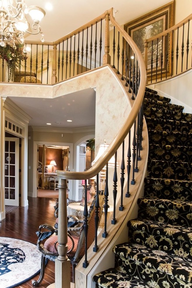Gewendelte, Mittelgroße Klassische Treppe mit Teppich-Treppenstufen, Teppich-Setzstufen und Mix-Geländer in Cleveland
