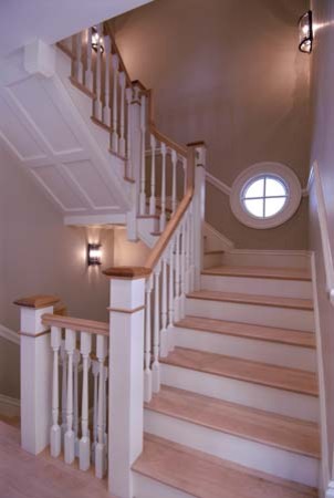 Идея дизайна: огромная п-образная деревянная лестница в классическом стиле с деревянными ступенями