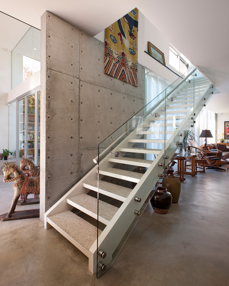 Foto de escalera recta minimalista de tamaño medio sin contrahuella con escalones de hormigón