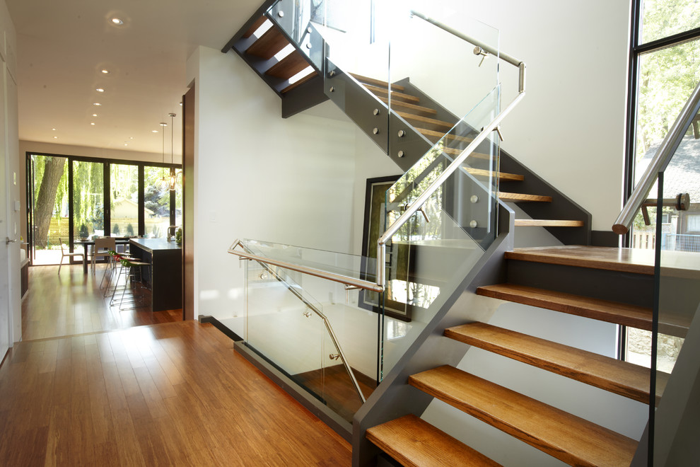Foto de escalera moderna sin contrahuella con escalones de madera