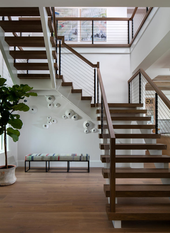 Стильный дизайн: п-образная лестница в стиле неоклассика (современная классика) с деревянными ступенями и перилами из смешанных материалов без подступенок - последний тренд