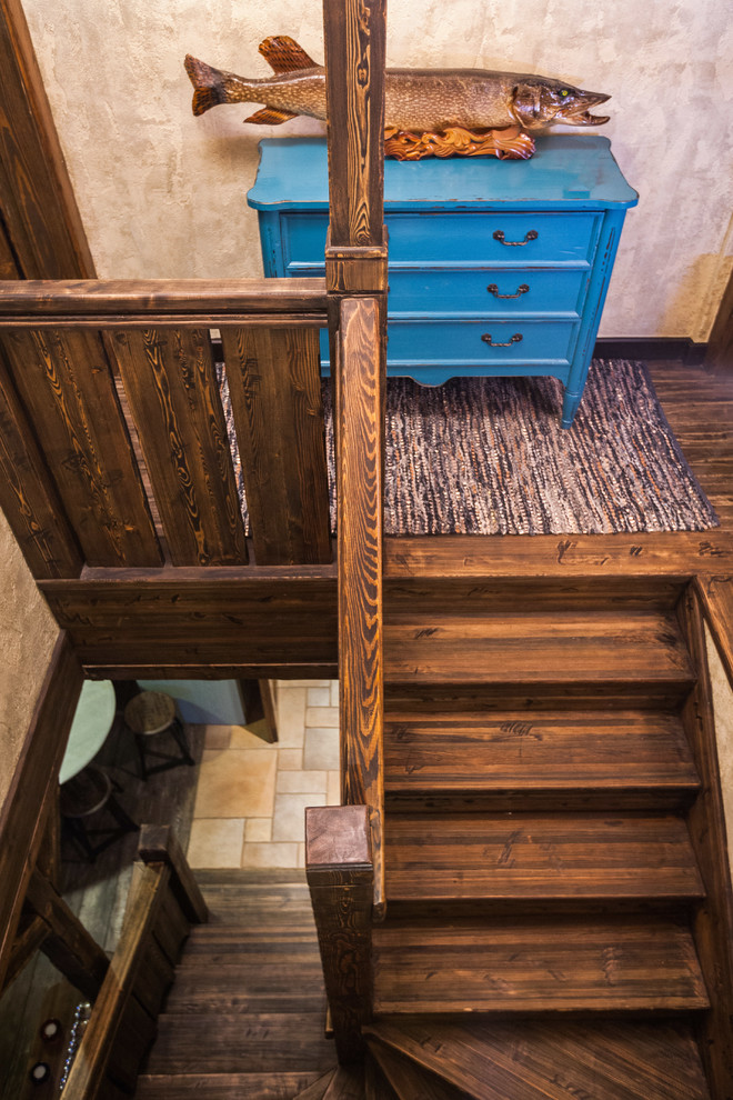 Réalisation d'un escalier courbe chalet avec des marches en bois et des contremarches en bois.