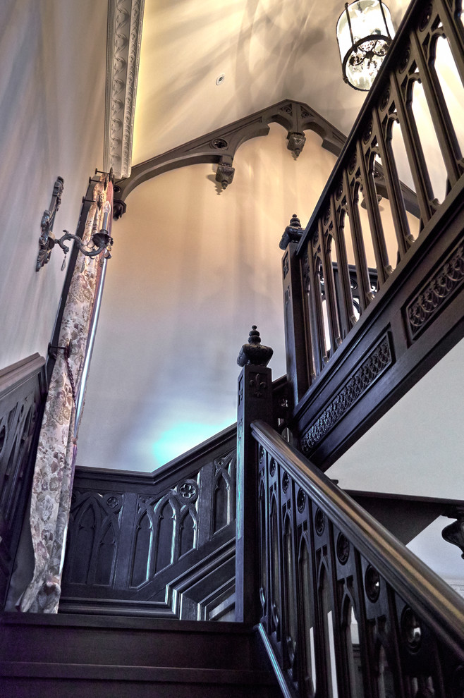 トロントにあるトラディショナルスタイルのおしゃれな階段の写真