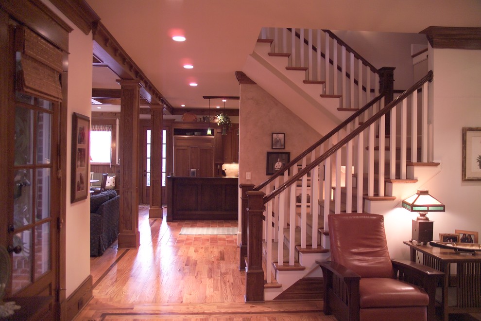 Источник вдохновения для домашнего уюта: п-образная лестница среднего размера в классическом стиле с деревянными ступенями, крашенными деревянными подступенками и деревянными перилами