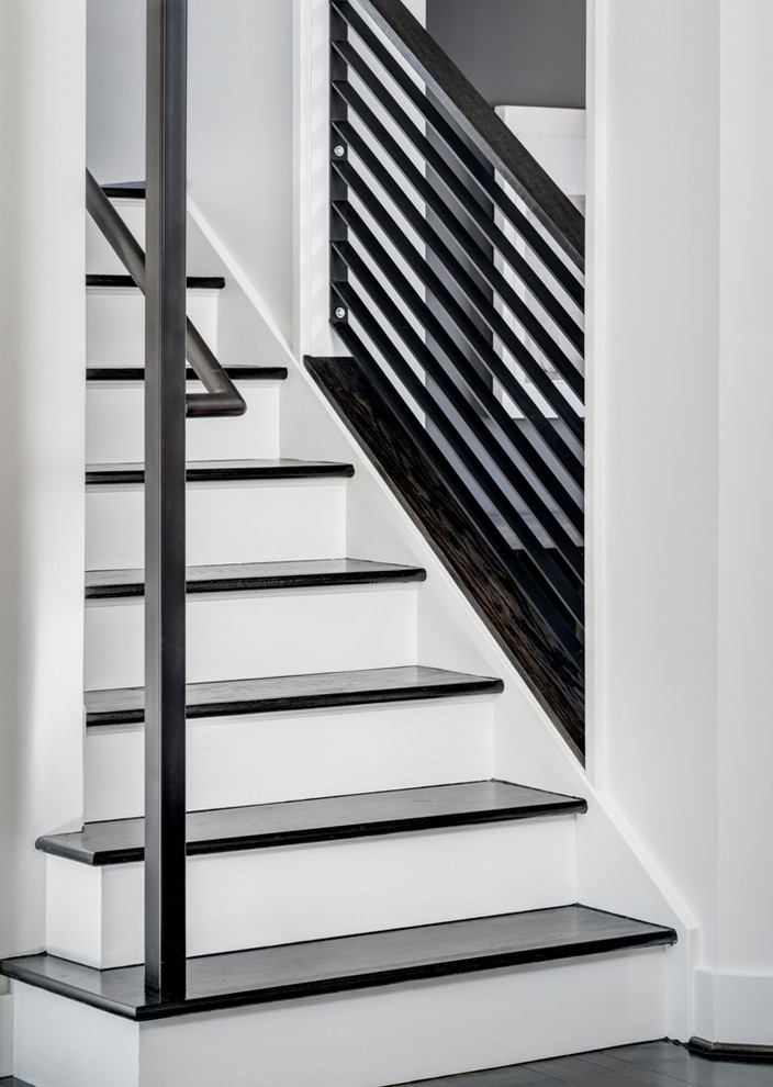 Foto de escalera en L contemporánea con escalones de madera y contrahuellas de madera pintada