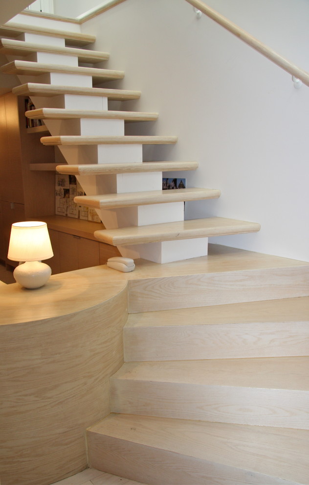 Inspiration för moderna l-trappor i trä, med öppna sättsteg