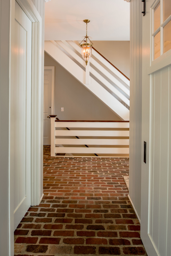 Imagen de escalera recta clásica con escalones de madera y contrahuellas de madera pintada