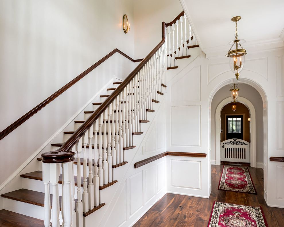 Стильный дизайн: угловая лестница в классическом стиле с деревянными ступенями и крашенными деревянными подступенками - последний тренд