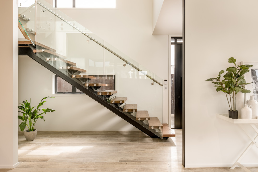Moderne Treppe in L-Form mit offenen Setzstufen in Christchurch