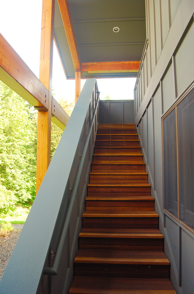 Foto de escalera recta contemporánea de tamaño medio con escalones de madera y contrahuellas de madera