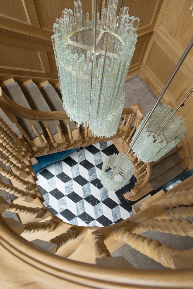 Idéer för en mycket stor klassisk svängd trappa i trä, med sättsteg i trä
