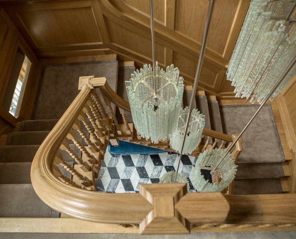 Свежая идея для дизайна: огромная изогнутая деревянная лестница в классическом стиле с деревянными ступенями - отличное фото интерьера