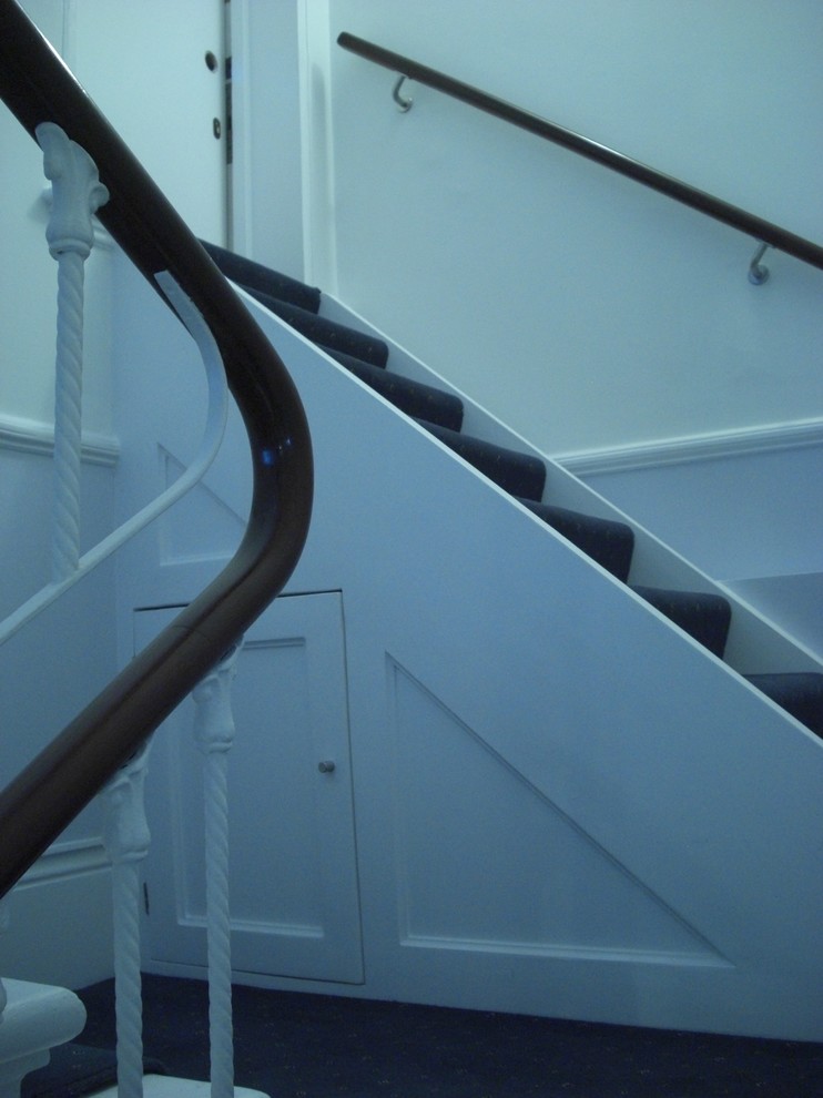 ロンドンにある高級な広いヴィクトリアン調のおしゃれな直階段の写真
