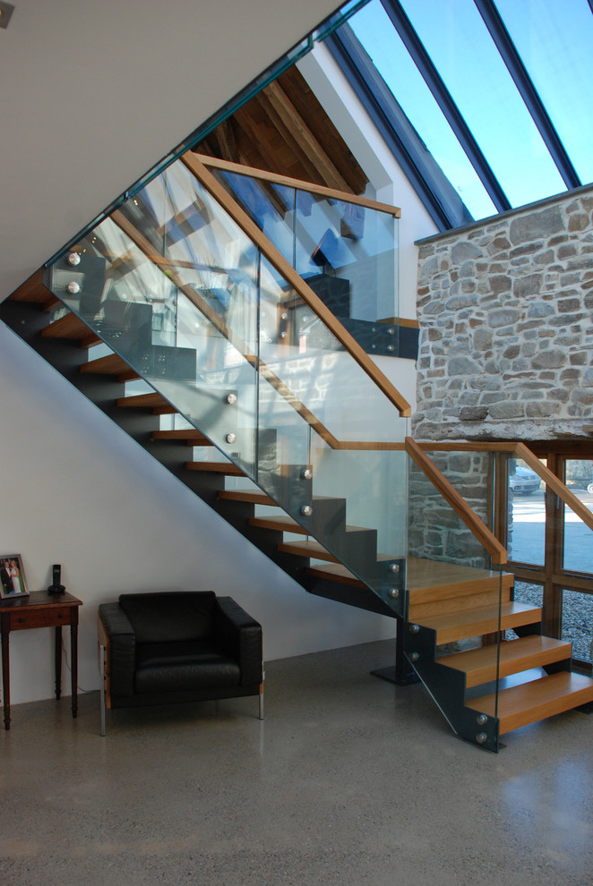 Источник вдохновения для домашнего уюта: огромная угловая лестница в современном стиле с деревянными ступенями и деревянными перилами без подступенок