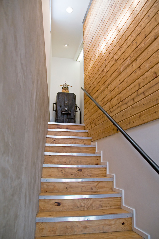 Modelo de escalera recta contemporánea pequeña con escalones de madera y contrahuellas de madera