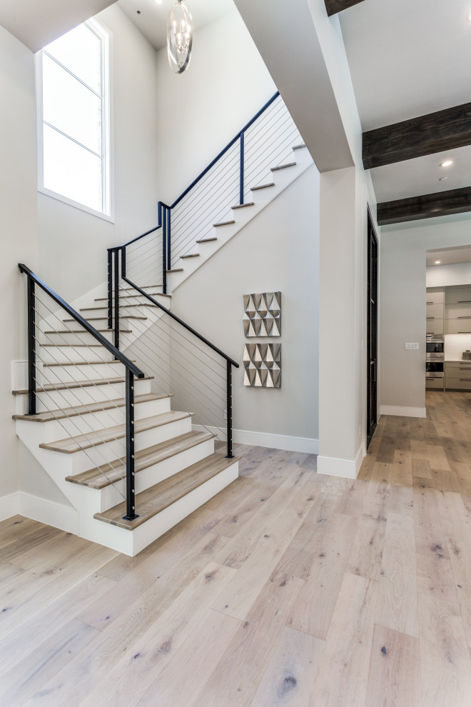 Mittelgroße Moderne Holztreppe in L-Form mit Drahtgeländer in Dallas