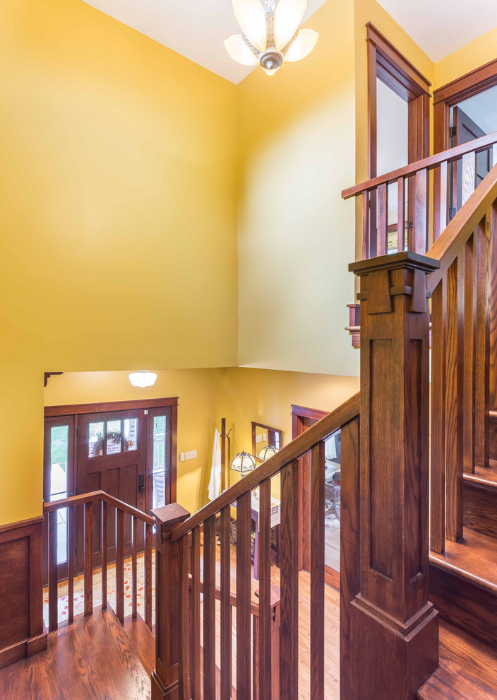 Идея дизайна: п-образная деревянная лестница среднего размера в стиле кантри с деревянными ступенями, деревянными перилами и панелями на стенах