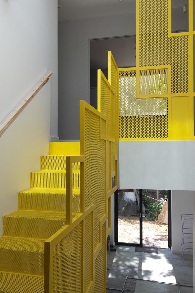 На фото: металлическая лестница среднего размера в современном стиле с металлическими ступенями и металлическими перилами с