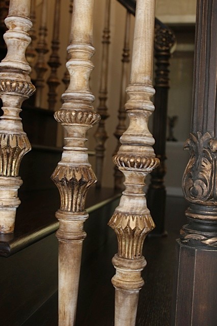 Foto de escalera curva tradicional con escalones de madera y contrahuellas de madera