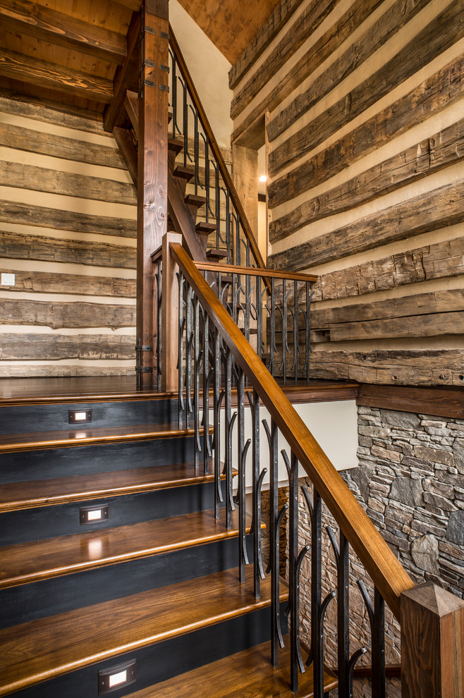 Modelo de escalera en L rústica de tamaño medio con escalones de madera, contrahuellas de madera y barandilla de madera