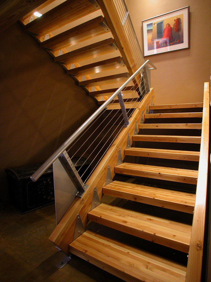 На фото: лестница в стиле лофт с перилами из тросов без подступенок