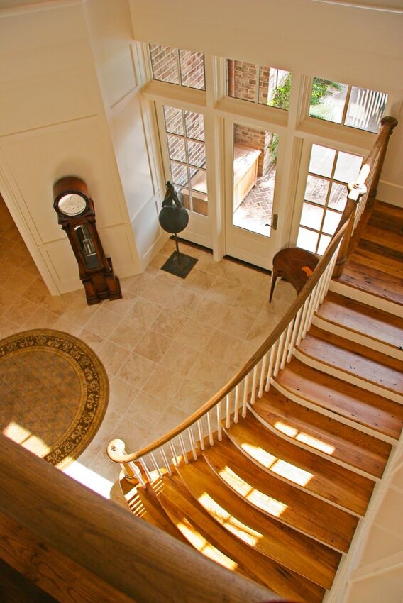 Foto de escalera en L de estilo americano de tamaño medio con escalones de madera, contrahuellas de madera pintada y barandilla de madera