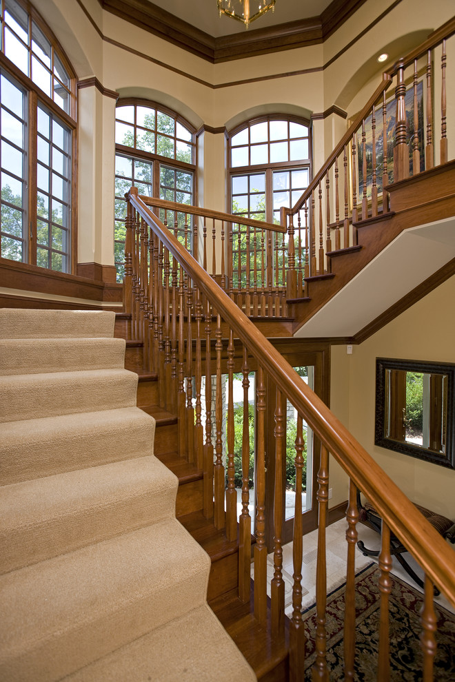 Exemple d'un escalier chic avec des marches en bois et palier.