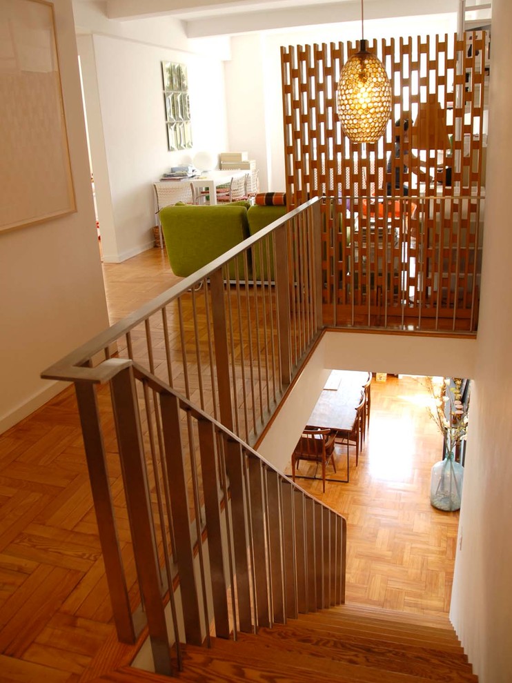 Imagen de escalera recta minimalista de tamaño medio sin contrahuella con escalones de madera