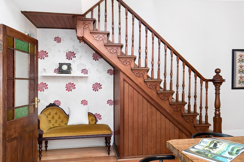 Свежая идея для дизайна: прямая деревянная лестница в викторианском стиле с деревянными ступенями и деревянными перилами - отличное фото интерьера