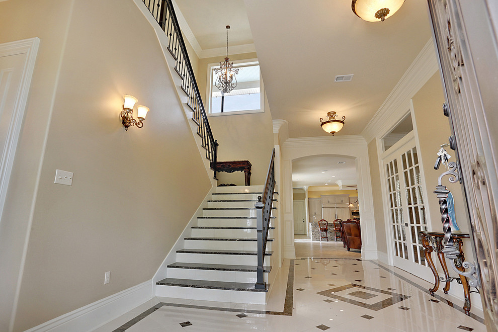 Idées déco pour un escalier classique en U de taille moyenne avec des marches en bois peint, des contremarches carrelées et éclairage.