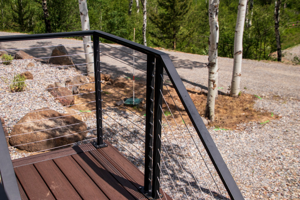 Пример оригинального дизайна: большая прямая металлическая лестница в стиле модернизм с деревянными ступенями и металлическими перилами